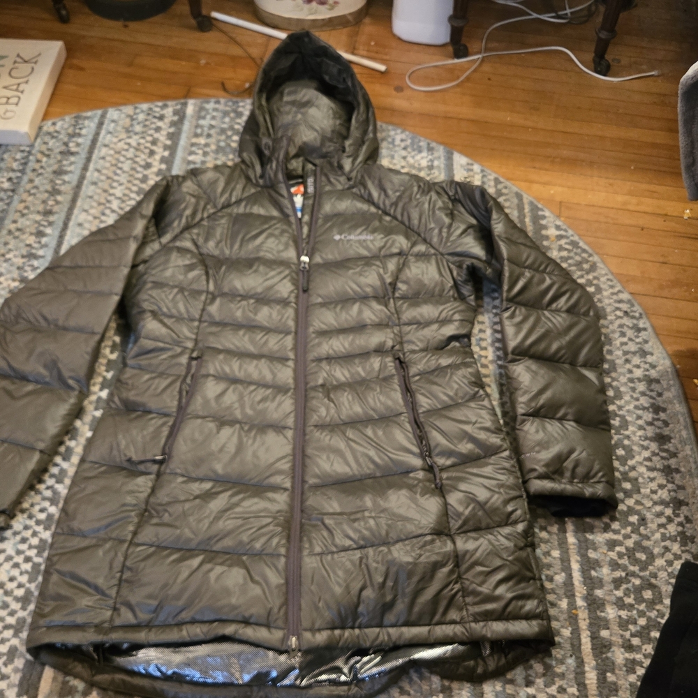 Columbia Hooded Puffer Jacket in Olive/gray In A Womens Size Large NWOT